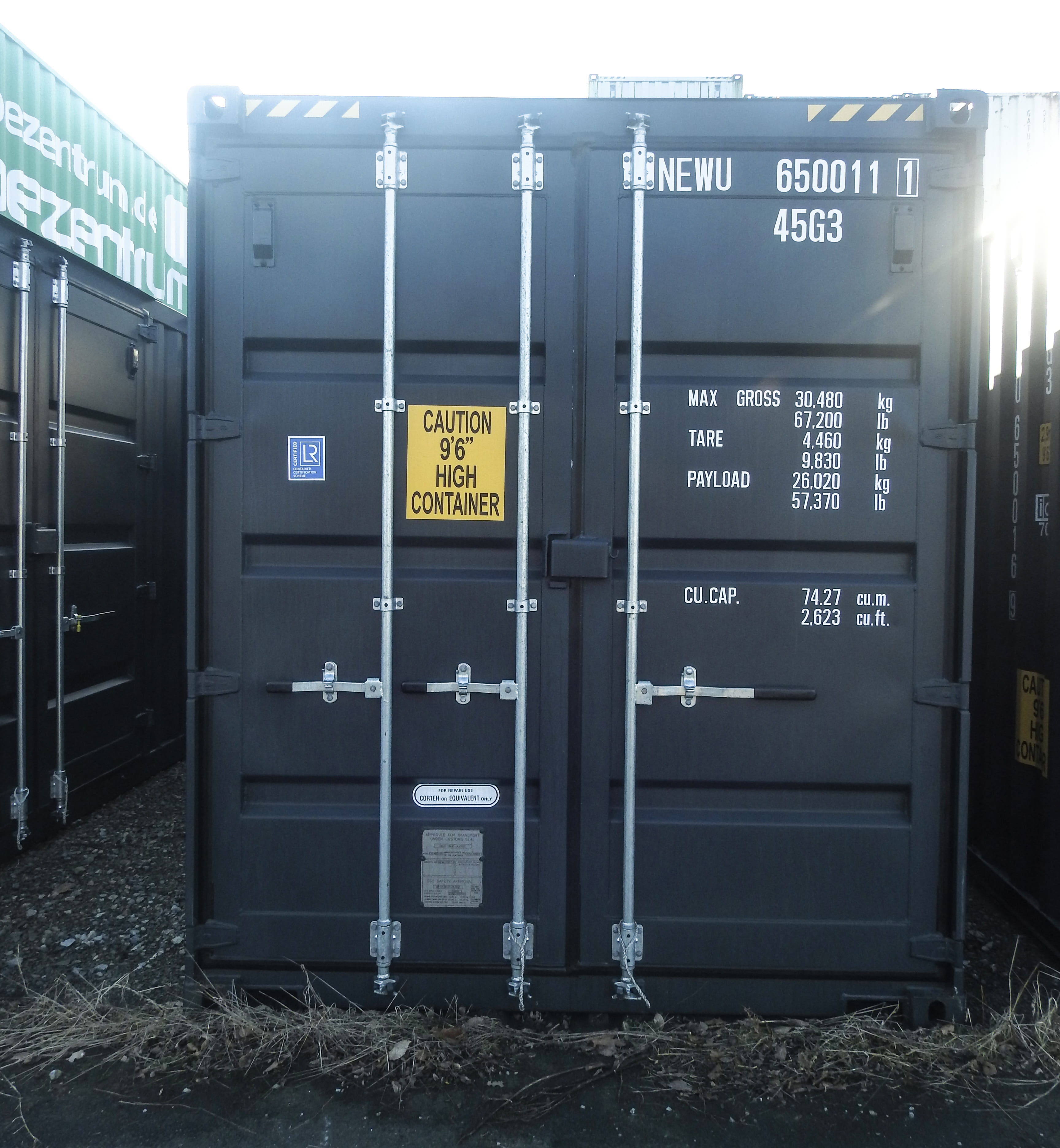 Frontansicht eines dunkelblauen High-Cube-Lagercontainers mit technischen Spezifikationen auf den Türen – BOBE